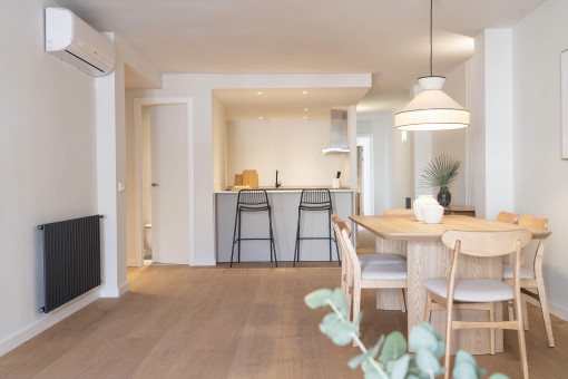 Helles Wohn- und Esszimmer