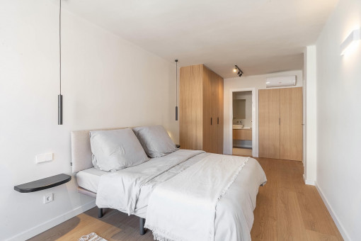 Großzügiges Schlafzimmer mit Einbauschränken