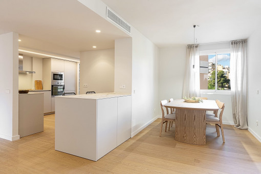 Heller Essbereich mit angrenzender offener Küche