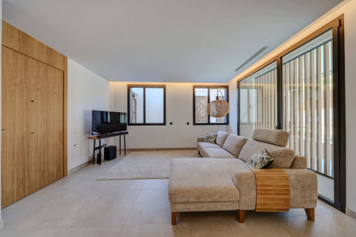 Wohnbereich mit Zugang zum Pool