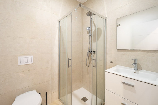 Eines von 2 Badezimmern