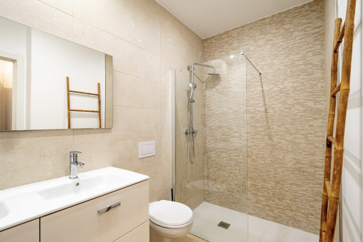 Eines von 2 Badezimmern