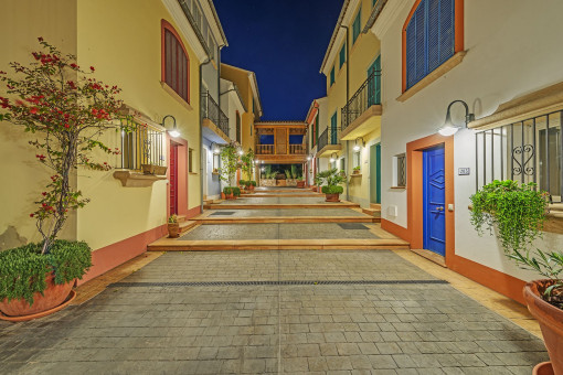 Straßenbild bei Nacht