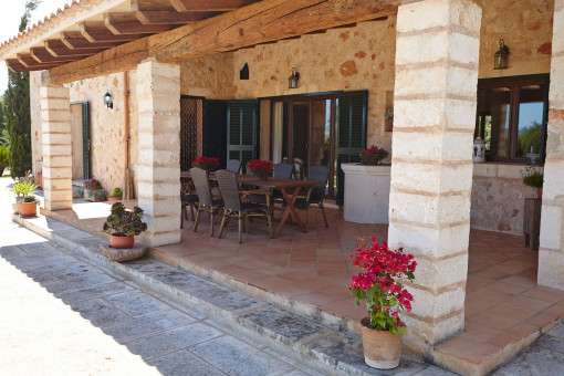 Überdachte Terrasse am Haus