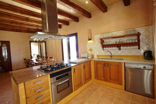 Küche mit angrenzendem Esszimmer