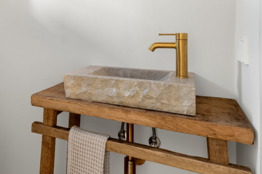 Badezimmer mit Natursteinbecken