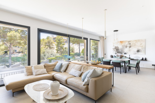 Heller Wohnbereich mit bodentiefen Fenstern