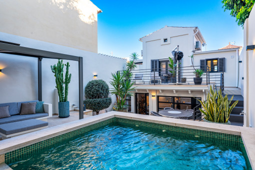Urbaner Rückzugsort mit Pool und Garage – Moderne Stadthaus-Villa mit weitläufigen Außenbereichen in El Terreno-Palma