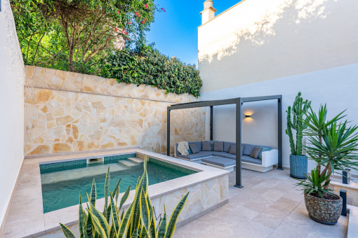 Poolbereich und Terrasse