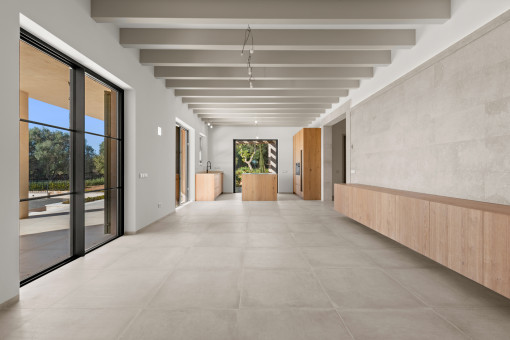 Offener heller Essbereich mit angrenzender Küche