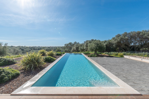 Großzügiger Pool mit Weitblick 