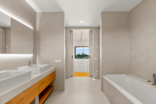 Badezimmer mit Badewanne 