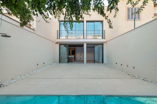 Modernes Neubau Townhouse mit Pool, Dachterrasse und Garage in Portixol