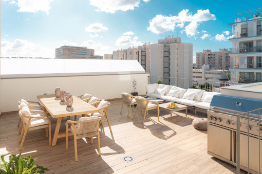 Lichtdurchflutete Dachgeschosswohnung mit privater Terrasse und Community Pool in Nou Llevant, Palma