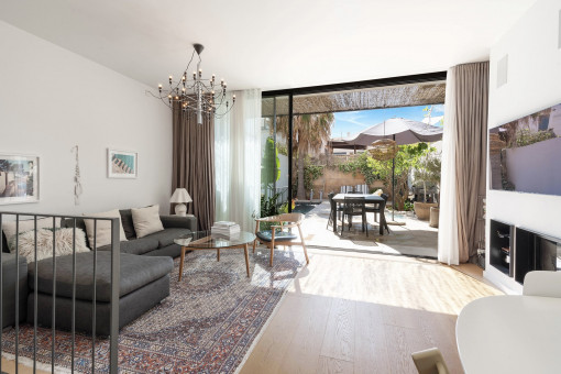 Wohnbereich mit angrenzender Terrasse