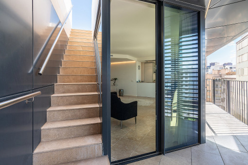 Treppenaufgang auf die Dachterrasse 