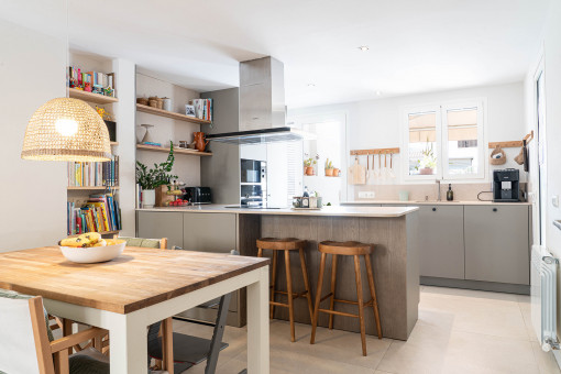 Heller Küchen-Essbereich 