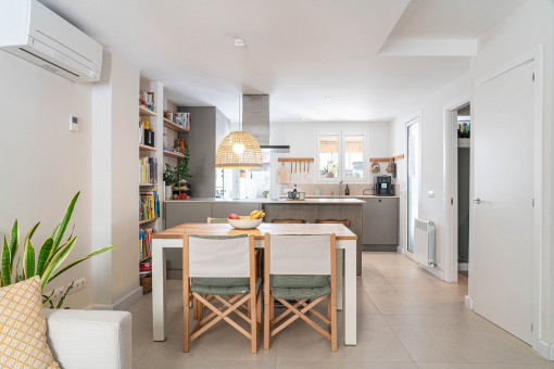 Offen gestaltete Küche und Essbereich 