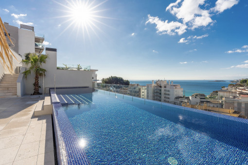Moderne Wohnung mit großer Terrasse in exklusiver Wohnanlage mit Rooftop-Pool und Meerblick in Cala Mayor