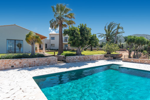 Großzügiger Salzwasserpool mit Sonnenterrasse