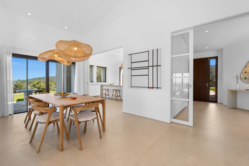 Essbereich mit direktem Zugang zur Terrasse