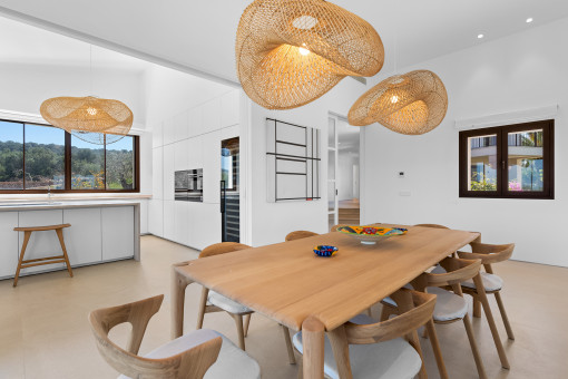 Hochwertige, separat verschließbare Küche für maximale Diskretion und Komfort im Alltag