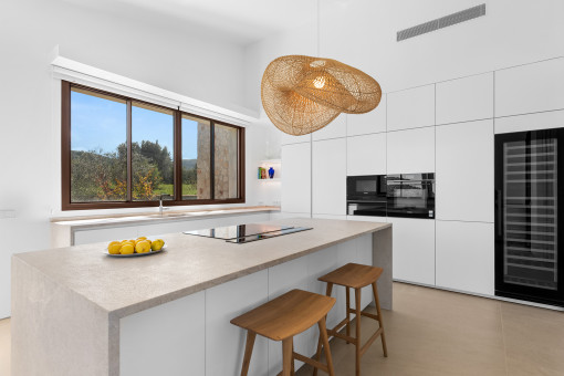 Designküche mit hochwertigen Materialien und moderner Ausstattung