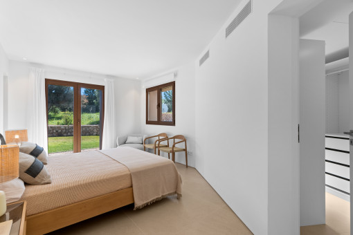 Eines der 4 Schlafzimmer mit Bad en Suite und Ankleide