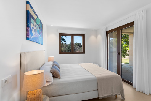 Eines der 4 Schlafzimmer mit Bad en Suite und Ankleide