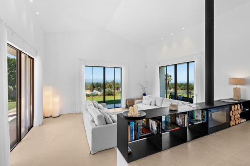 Offener Wohnbereich mit viel Tageslicht und Blick ins Grüne bis hin zum Meer