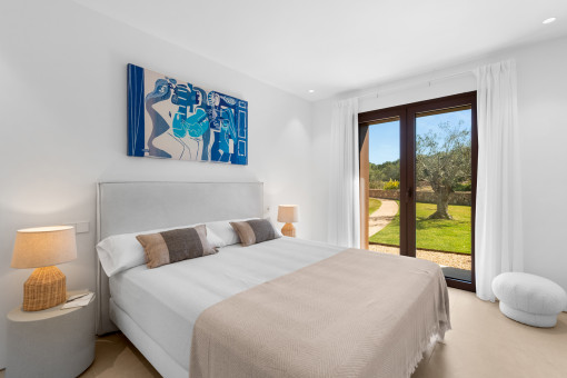 Eines der 4 Schlafzimmer mit Bad en Suite und Gartenzugang 