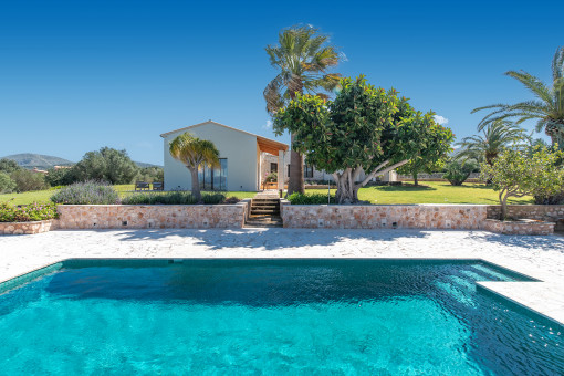 Großzügiger Salzwasserpool mit Sonnenterrasse