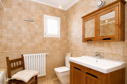 Badezimmer mit Badewanne im Untergeschoss