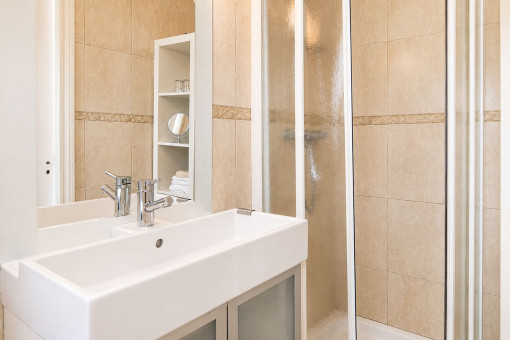 Badezimmer mit Dusche im Obergeschoss