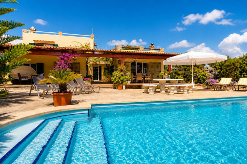 Großer Pool und direkt anliegend die Terrassen