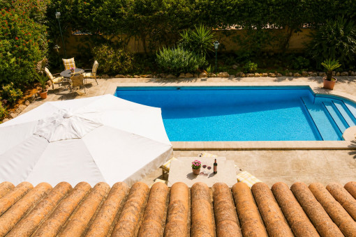 Blick auf den Pool von der Dachterrasse