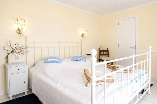 Oberes Schlafzimmer mit Ausgang zum Balkon