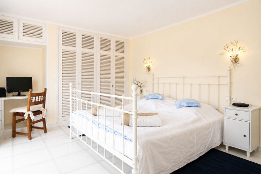 Oberes Schlafzimmer mit Ausgang zum Balkon
