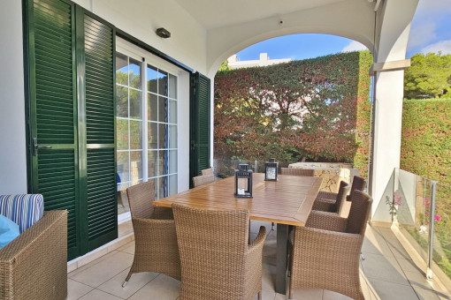 Überdachte Terrasse am Haus