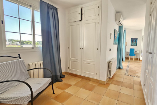 Schlafzimmer in dritter Etage mit Balkon und Bad