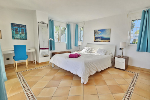 Schlafzimmer in dritter Etage mit Balkon und Bad