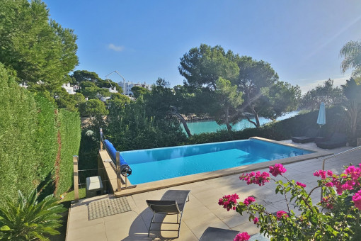 Garten und Pool in erster Meereslinie