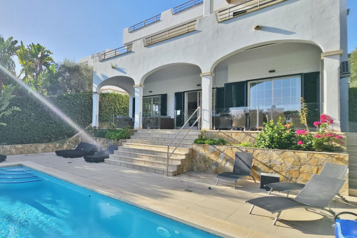 Überdachte Terrasse und Sonnenterrasse