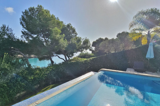 Garten und Pool in erster Meereslinie