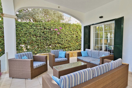 Überdachte Terrasse am Haus