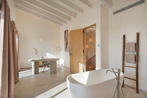 Masterschlafzimmer mit Badewanne