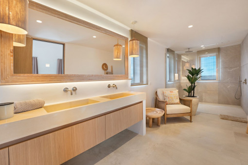 Großes Masterbadezimmer