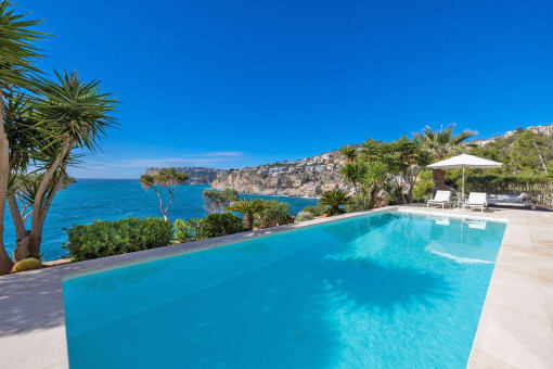 Meerblick pur in Port Andratx – Villa in erster Meereslinie mit beheiztem Pool