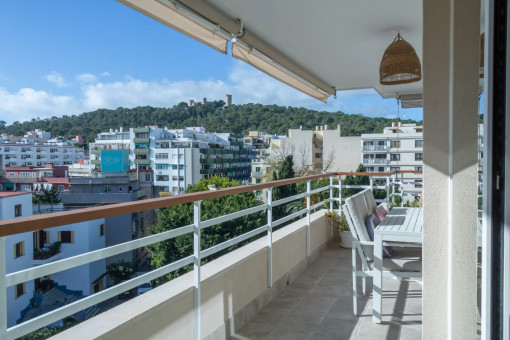 Großzügige Terrasse mit Blick auf das Schloss Belver 