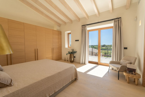 Schlafzimmer mit viel Licht